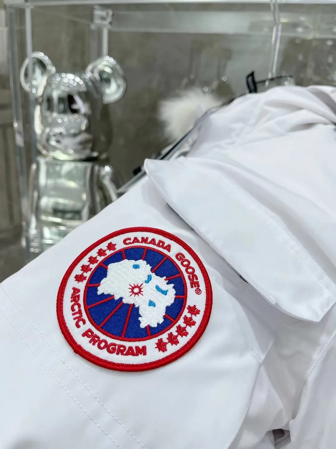 P800 Canada Goose "Canada Goose"🇨🇦 Beichen White / 08 Expedition Parka 4660M Product color: black, off-white, red, sand pink, sky blue, graphite gray, Beichen white, navy blue, sky blue, gray camouflage gray black label Product size: XS, S, M, L, XL, XXL The Expedition was originally a parka designed for scientists at the McMurdo Research Station in Antarctica. Whether your next journey takes you into the frozen urban jungle or across uncharted ice fields, wear Canada Goose's Expedition Parka and get proven results year after year in Antarctica by the National Science Foundation's Center for Polar Research.  Material list: 1⃣ Uses Y-shaped Velcro imported from Taiwan (exclusive in the market) 2⃣ Uses 18-count polyester-cotton blended fabric imported from South Korea (authentic synchronized fabric) 3⃣ National standard 80% white duck down, (zp uses 80% white duck down/90% of all boasts are fake) 4⃣ Western Canadian coyote hair (non-market dyed fox hair filled with wolf hair) Material analysis characteristics: 1⃣ The original/polyester-cotton fabric has a high polyester fiber content, and the polyester-cotton fabric has high heat and light resistance and good stability. It has bright colors, high fiber strength, durability, light resistance, heat resistance, and straightness. 2⃣ As we all know, the original version uses 80% white duck down. The fill power refers to the cubic inches of volume occupied by each ounce (30 grams) of down under certain conditions. If one ounce of down occupies 500 cubic inches, the fill power of the down is 500. So we can simply understand it as: fill power is the volume of down, and the volume of down is fill power. The higher the fill power of down, it means that under the same filling amount, down can fix a larger volume of air layer to keep warm and insulate, so the warmth retention of down is better. 3⃣ Western Canadian coyote hair, "large range of selected neck hair" is soft and fluffy, each wolf hair is 60-63 long / 14-16 wide at the peak, this width + preferred parts. It is basically unmatched by the same industry